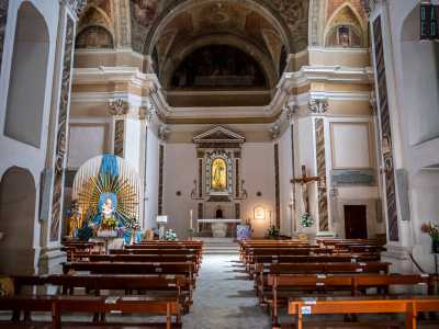 La sua pianta a croce latina presenta due cappelle laterali per ciascun lato e un�abside a terminazione rettilinea
